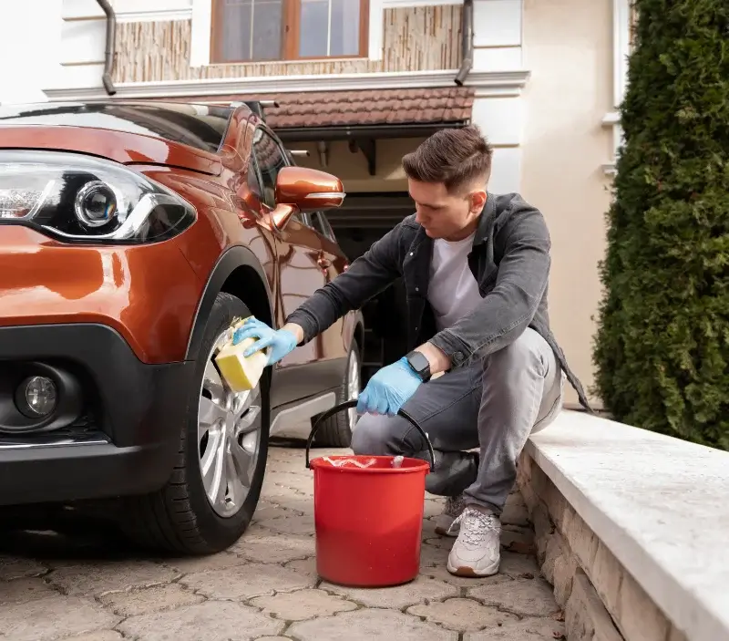 Lavage auto à domicile Les Moitiers-d'Allonne : professionnel intervenant sur un véhicule